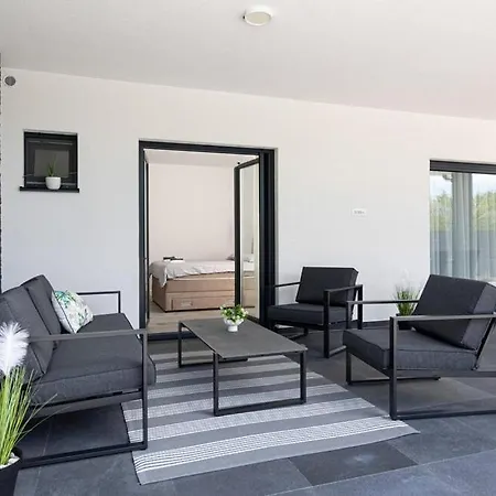 Vanja فيلة إيموتسكي